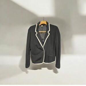 Old navy lines blazer size large.  Very comfy and dressy